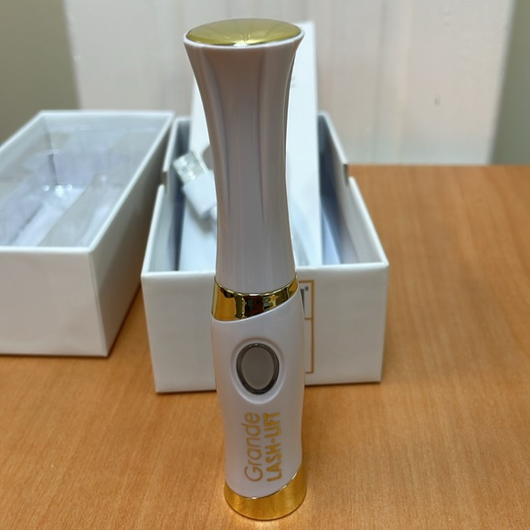 New Grande Cosmetics Grande Lash-Lift Heated Lash Curler!!🔥🔥🔥 - Picture 13 of 16